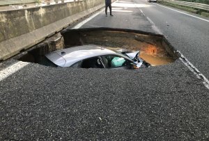 Immagine che contiene buco, aria aperta, strada, terreno Il contenuto generato dall'IA potrebbe non essere corretto.